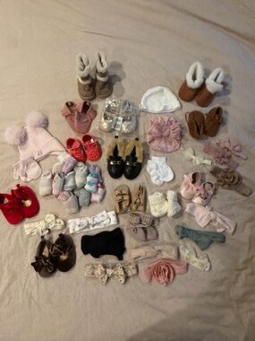 0-12 months baby assortment accessories: shoes, hand bands, socks, hats, booties